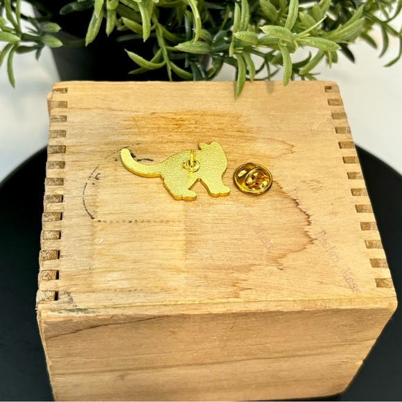 Brand New Black & Gold Metal & Enamel Kitschy “Stay At Home Club” Cat Pin - Picture 4 of 4